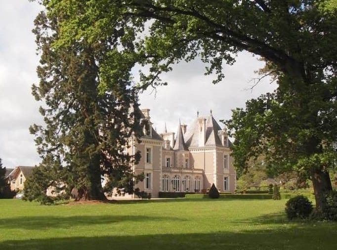 Solgt | Parthenay | Eventyrlig slott i privat park, vest Frankrike